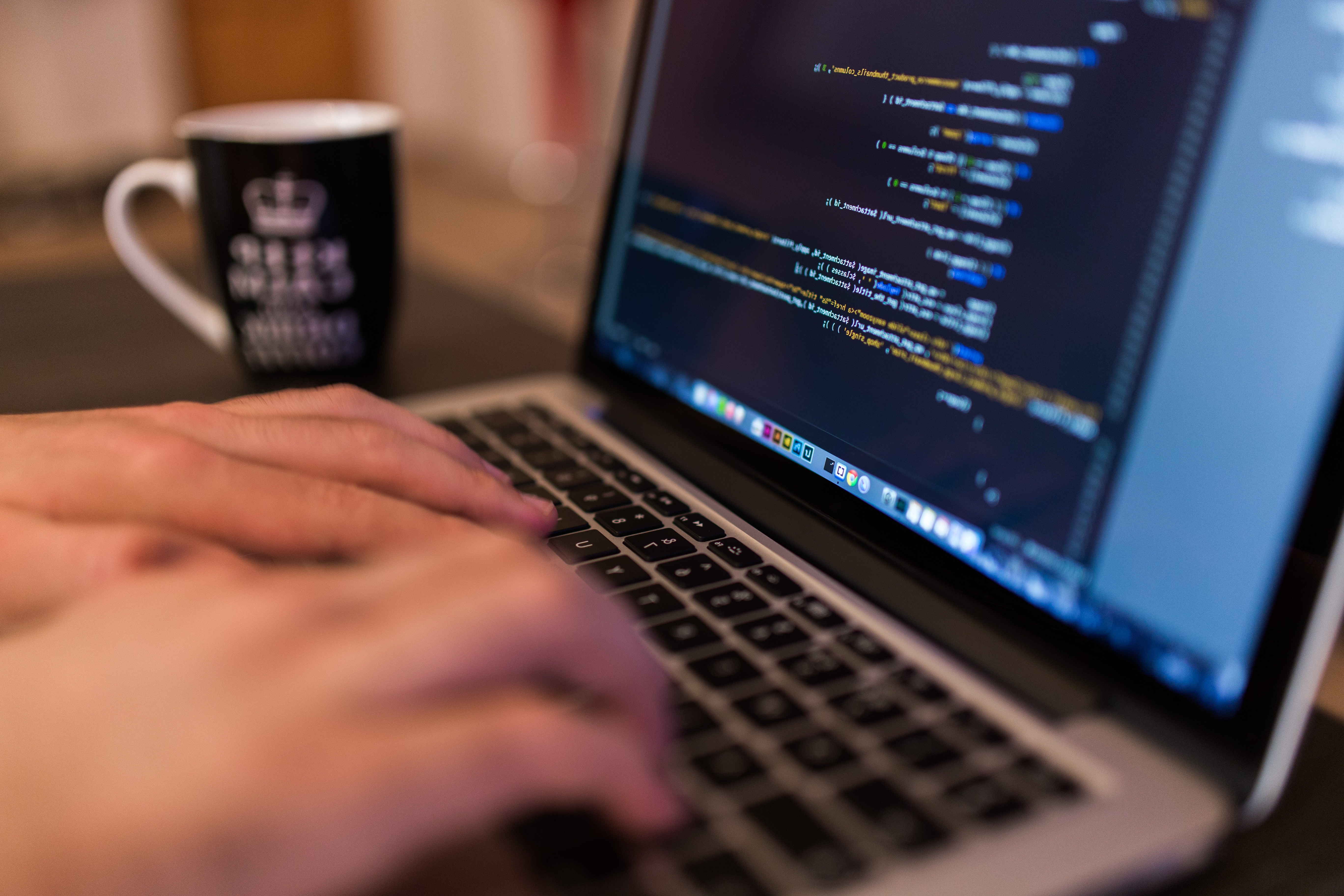 pessoa-trabalhando-no-computador-programacao.jpeg